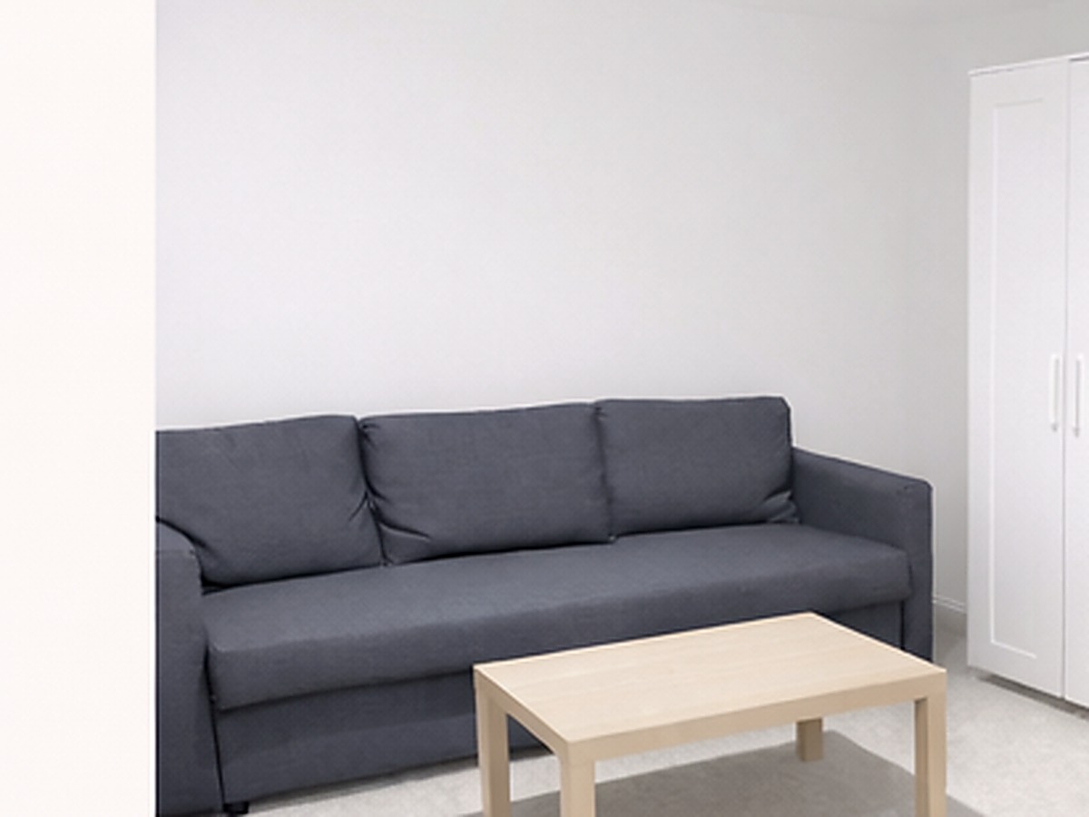 Studio étudiant – coin repas simple et harmonieux, mobilier en bois